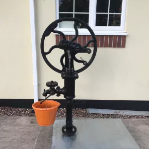 Una mano amiga para el proyecto de bomba de jardín durante el confinamiento