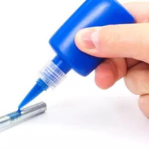 Quali sono i quattro fattori principali da considerare nella scelta degli adesivi?