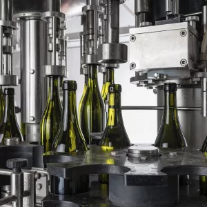 Soluzione di tenuta per macchina tappatrice in stabilimento di imbottigliamento